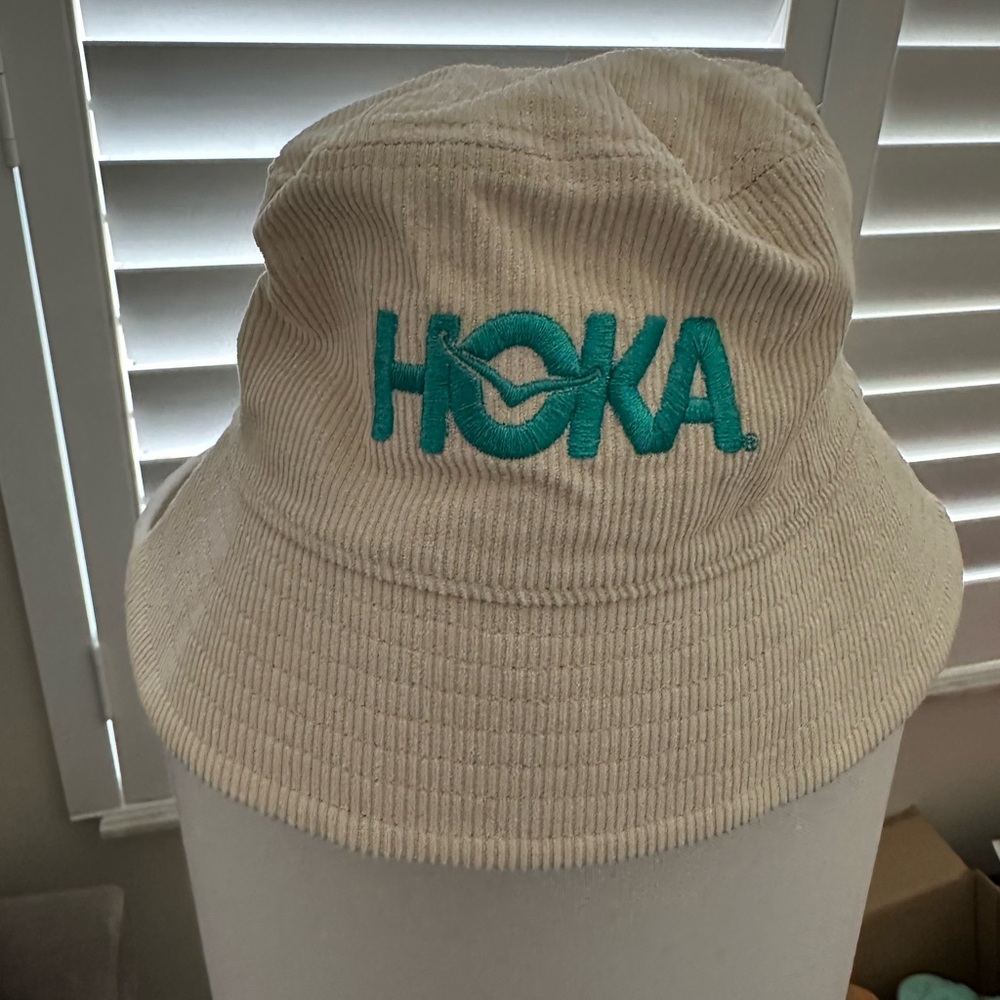 Women’s Hoka corduroy beige hat NWOT tag. Excellent condition